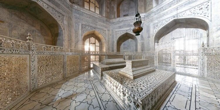 आगरा के ताजमहल में शाहजहां के उर्स के दूसरे दिन हुई संदल की रस्म नि:शुल्क ताजमहल देखने वालों का उमड़ा हुजूम