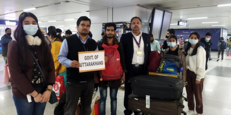 चार छात्र स्वदेश लौटे