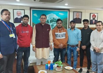यूक्रेन से लौटे छात्रों से मिले सीएम पुष्कर धामी