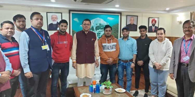 यूक्रेन से लौटे छात्रों से मिले सीएम पुष्कर धामी