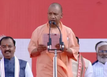 योगी की शपथ – मैं योगी आदित्यनाथ ईश्वर की शपथ लेता हूँ