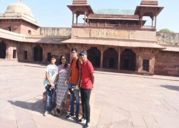 पूर्व क्रिकेटर राहुल द्रविड़ ने परिवार संग किया फतेहपुरसीकरी का दीदार