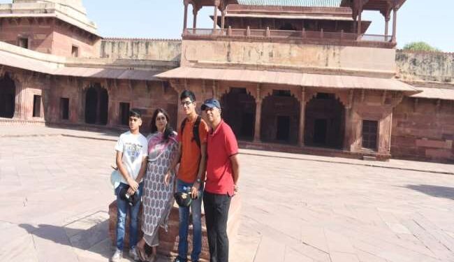 पूर्व क्रिकेटर राहुल द्रविड़ ने परिवार संग किया फतेहपुरसीकरी का दीदार