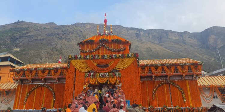 वैदिक मंत्रोच्चारण एवं विधि विधान के साथ श्रद्धालुओं के दर्शनार्थ के लिए खोल दिए गए विश्व प्रसिद्ध बद्रीनाथ धाम