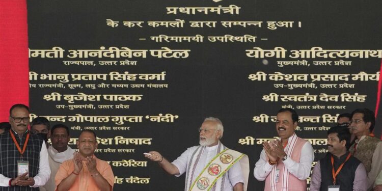 प्रधानमंत्री ने उत्तर प्रदेश का दौरा कर बुंदेलखंड एक्सप्रेस-वे का उद्घाटन किया