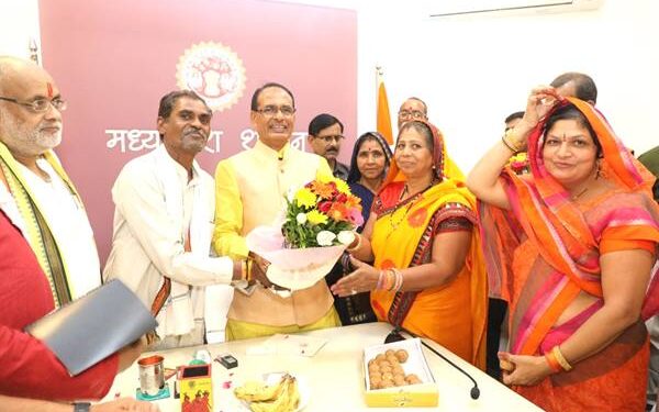 नवनिर्वाचित पंचायत प्रतिनिधियों ने  मुख्यमंत्री श्री चौहान से की भेंट