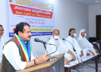 भारी बारिश के बीच जैन मुनियों का आगरा में भव्य मंगल प्रवेश