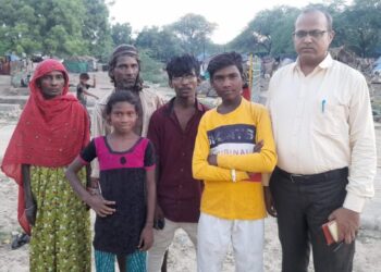 दस साल बाद बेटे को मिले पिछड़े मां बाप तो भर आईं आंखें