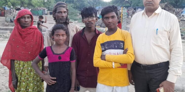 दस साल बाद बेटे को मिले पिछड़े मां बाप तो भर आईं आंखें