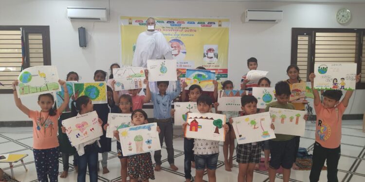 बच्चों ने अहिंसा एवम पर्यावरण विषय पर बिखेरे रंग