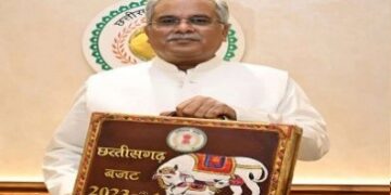 रेवड़ी बाँट से करहाते बजट – माध्यम वर्ग पर होती है मार