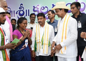 मुख्यमंत्री केसीआर ने आदिवासियों को भूमि स्वामित्व वितरण की शुरूआत की