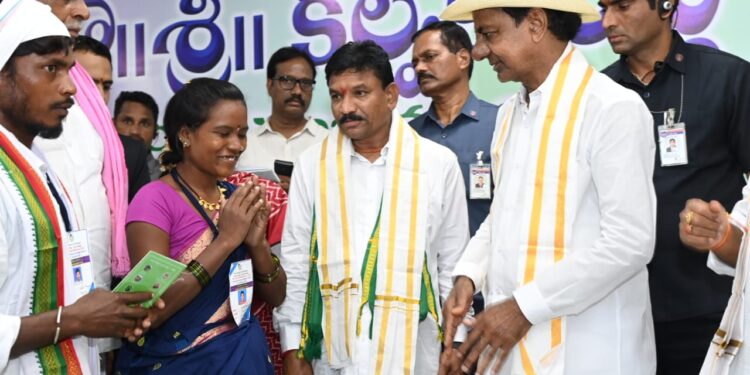 मुख्यमंत्री केसीआर ने आदिवासियों को भूमि स्वामित्व वितरण की शुरूआत की