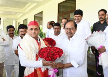 समाजवादी पार्टी के राष्ट्रीय अध्यक्ष अखिलेश यादव ने  बीआरएस के राष्ट्रीय अध्यक्ष मुख्यमंत्री केसीआर से की मुलाकात