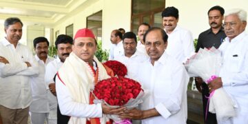 समाजवादी पार्टी के राष्ट्रीय अध्यक्ष अखिलेश यादव ने  बीआरएस के राष्ट्रीय अध्यक्ष मुख्यमंत्री केसीआर से की मुलाकात