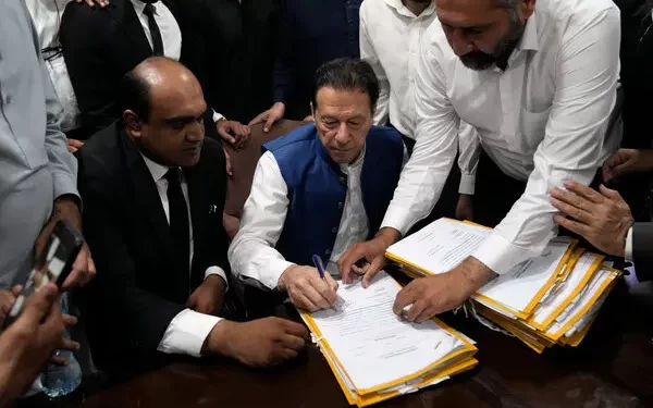 इमरान खान हुए गिरफ्तार तोशाखाना मामले में हुई 3 साल की सजा