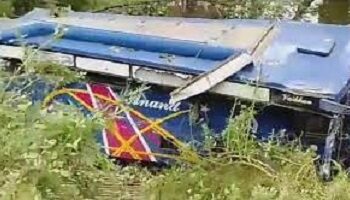 उत्तरकाशी में यात्रियों की बस में गिरी