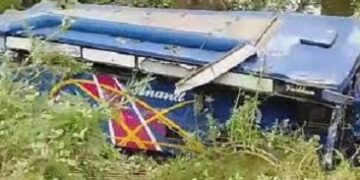 उत्तरकाशी में यात्रियों की बस में गिरी