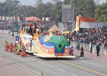 75वें गणतंत्र दिवस पर नई दिल्ली के कर्तव्य पथ पर प्रस्तुत की गई ‘धोरडोः गुजरात के सरहदी पर्यटन की वैश्विक पहचान’ विषय पर आधारित गुजरात की रंगारंग झांकी