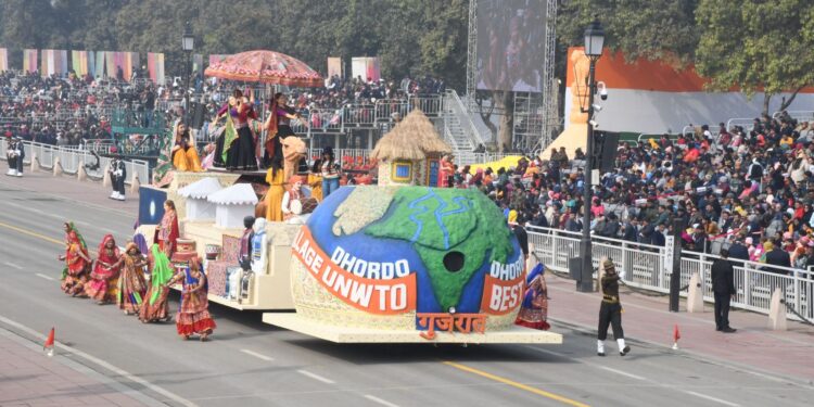 75वें गणतंत्र दिवस पर नई दिल्ली के कर्तव्य पथ पर प्रस्तुत की गई ‘धोरडोः गुजरात के सरहदी पर्यटन की वैश्विक पहचान’ विषय पर आधारित गुजरात की रंगारंग झांकी